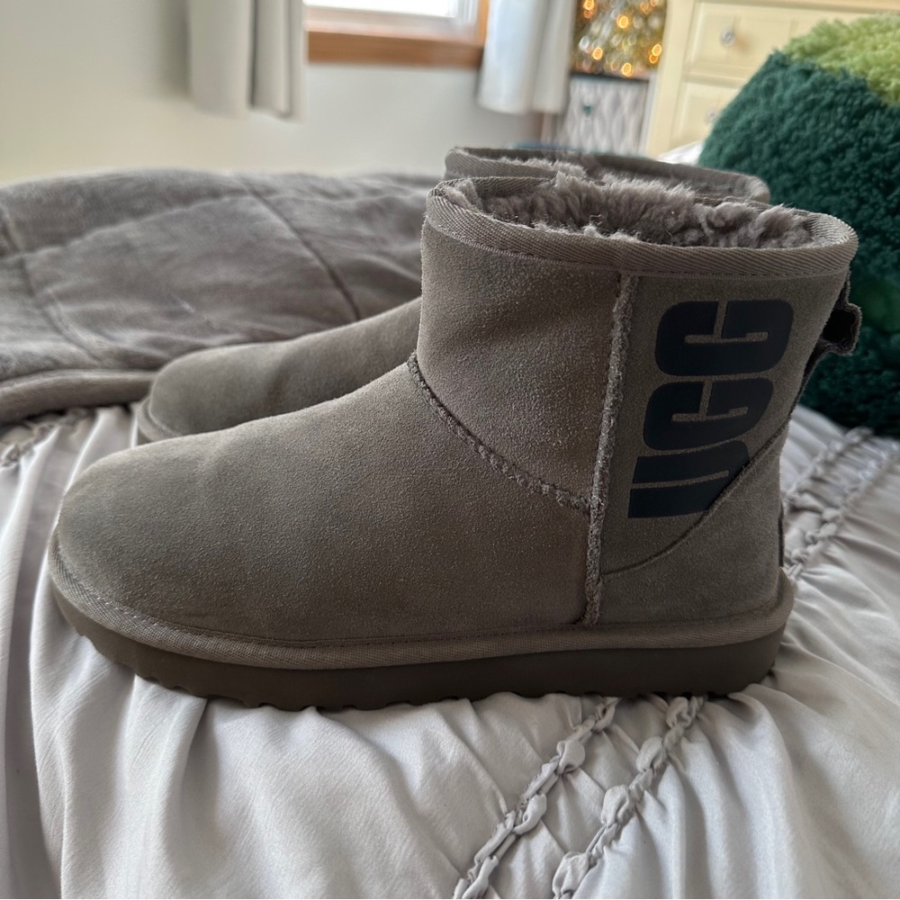 Ugg Mini Classic Logo Boot - Picture 2 of 5